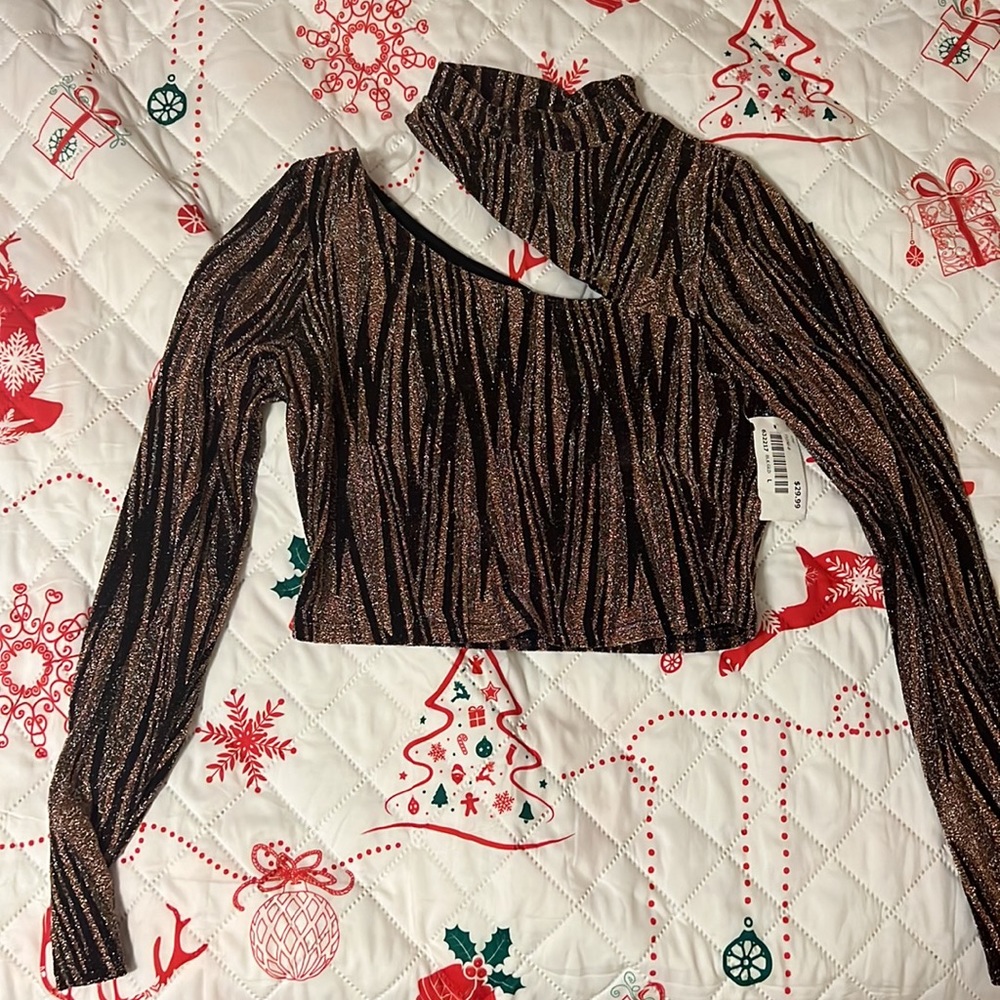 Perfect going out Cropped gold&black shirt!